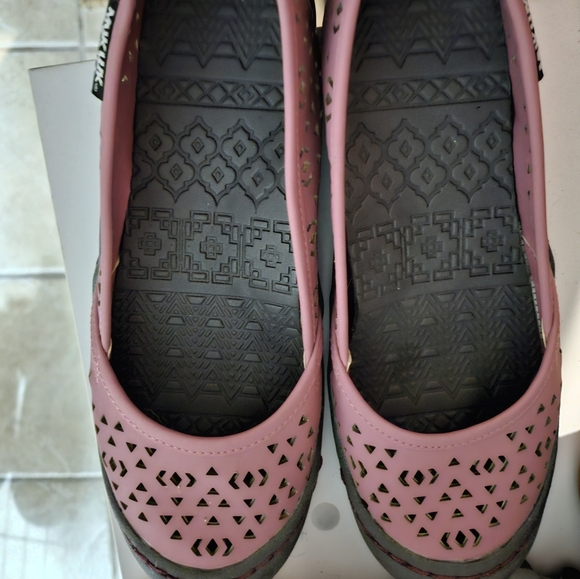 Shoes - Picture 2 of 4